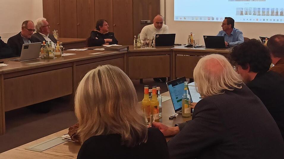 Die Vorw&uuml;rfe gegen B&uuml;rgermeister Franz Wittmann sollen &ouml;ffentlich behandelt werden. Das forderte Stadtrat Georg Bruckner am Montag.