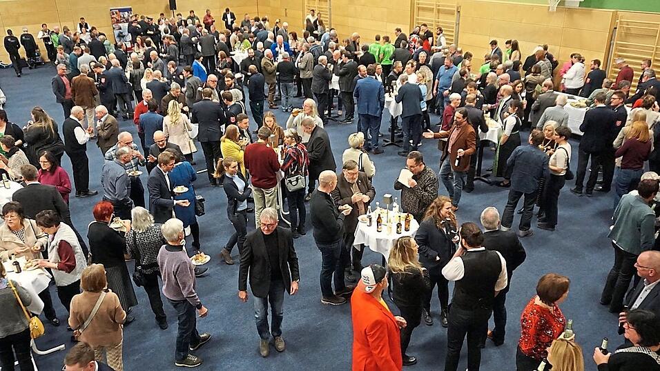 Über 350 Gäste aus Politik, Wirtschaft, Pfarrei, Ehrenamt sowie von Behörden und Ämtern geben sich beim Jahresempfang der Stadt Waldmünchen die Ehre. Über 350 Gäste aus Politik, Wirtschaft, Pfarrei, Ehrenamt sowie von Behörden und Ämtern geben sich beim Jahresempfang der Stadt Waldmünchen die Ehre.