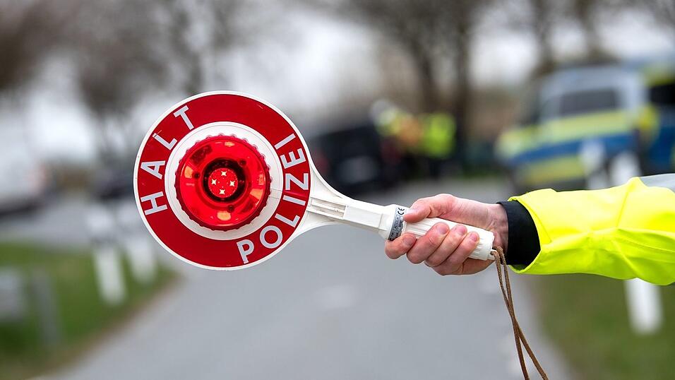 Bei einer Verkehrskontrolle fiel auf, dass der Paketfahrer ein Fahrverbot hatte. (Symbolbild) Bei einer Verkehrskontrolle fiel auf, dass der Paketfahrer ein Fahrverbot hatte. (Symbolbild)