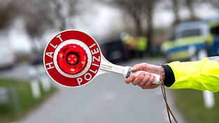 Bei einer Verkehrskontrolle fiel auf, dass der Paketfahrer ein Fahrverbot hatte. (Symbolbild) Bei einer Verkehrskontrolle fiel auf, dass der Paketfahrer ein Fahrverbot hatte. (Symbolbild)