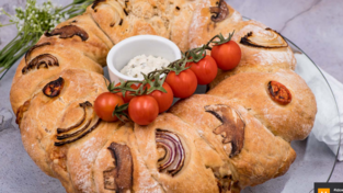 So lecker sieht der mediterrane Brotkranz mit Käse- und Gemüse-Füllung aus.