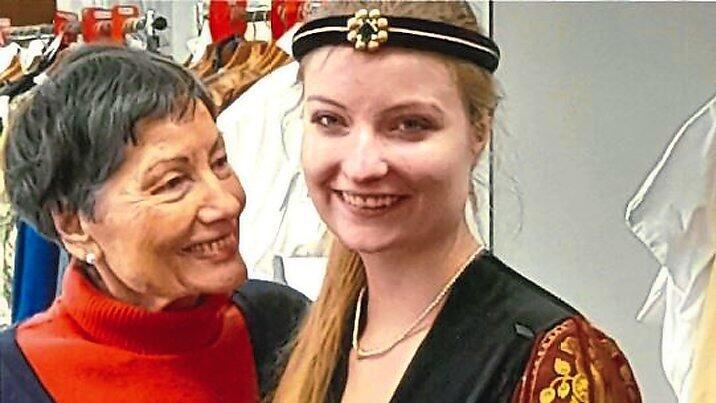 Oma und Enkelin mit dem Gewand.