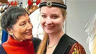 Oma und Enkelin mit dem Gewand.