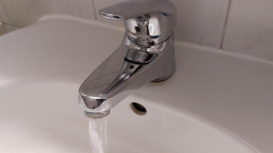 Beim Landauer Trinkwasser haben die Stadtwerke mittlerweile Entwarnung gegeben. (Symbolbild)