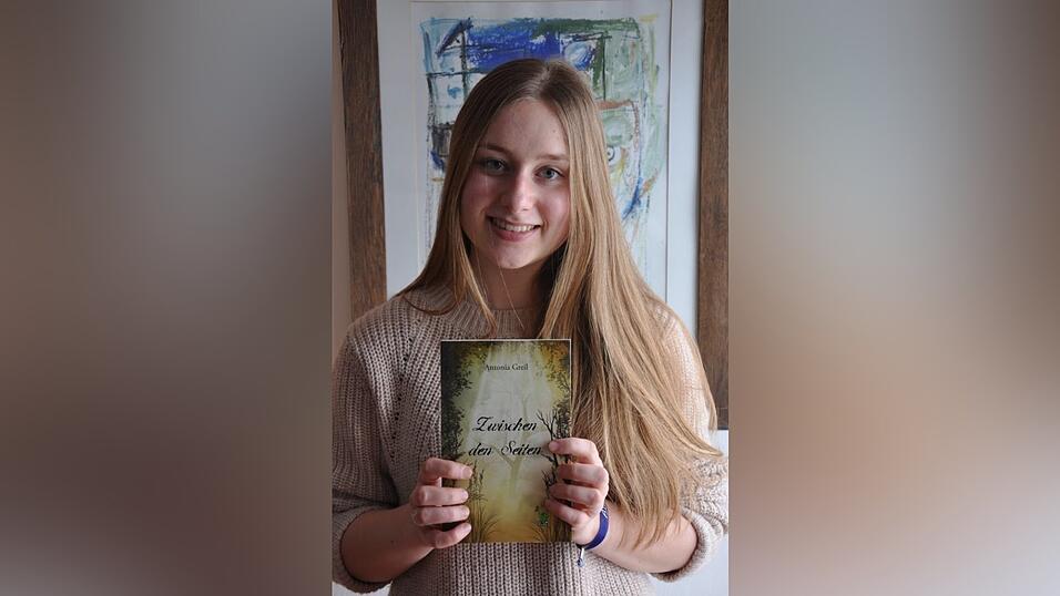 Antonia Greil (17 Jahre) aus Geisenhausen'Zwischen den Seiten'erschienen im Papierfresserchen-Verlag (Subskriptionsverlag aus Nonnenhorn)Das erste Buch, das ich je gelesen habe: 'Fünf Freunde' von Enid Blyton Meine erste Geschichte habe ich geschrieben mit: acht Jahren Darum geht's in 'Zwischen den Zeiten': Als die Noten der 16-jährigen Lu immer schlechter werden, flüchtet sie sich in die Lektüre eines alten Kinderbuches. Doch das ist nicht so harmlos, wie es scheint: Durch ein Bild in dem Buch gelangt sie in eine fremde Welt, direkt neben eine alte, prachtvolle Burg. Viel Zeit zum Staunen bleibt ihr jedoch nicht: Lu wird kurzerhand von der in der Magie kundigen Burgherrin Abra gefangen genommen und in den Kerker geworfen. Dort versucht Lu, zusammen mit einigen Verbündeten zu fliehen. Währenddessen gerät Ani, die auf der Suche nach ihrer Schwester ebenfalls in der Welt angekommen ist, in das Tunnelsystem der Stadt Nún. Ohne Anhaltspunkt über den Aufenthaltsort ihrer Schwester muss sie ihren Weg finden. Das ist gar nicht so einfach. Denn bald wird klar, dass auch Abra ihr eigenes Ziel verfolgt. Sie will ihren Gegenspieler, den gerissenen Yves, entmachten. Schon bald stecken Lu und Ani tiefer in diesem Netz aus Machtgier und Unterdrückung, als sie es sich jemals vorgestellt hätten. So lange habe ich daran geschrieben: ein Jahr Ich schreibe am liebsten: abends Mein Lieblingsplatz zum Schreiben: mein Schreibtisch im Zimmer Meine besten Ideen habe ich: bei Spaziergängen in der Natur und im UrlaubSo bin ich bei meiner Geschichte vorgegangen: Zuerst habe ich zu den verschiedenen Personen Steckbriefe mit deren Charaktereigenschaften und anderen Informationen verfasst. Erst danach habe ich mir passende Namen ausgedacht. Außerdem habe ich eine Landkarte der Welt erstellt, in der meine Geschichte größtenteils spielt. Die Handlung selbst entstand erst während des Schreibens. Den Schluss habe ich vorher nicht festgelegt.Das macht für mich ein gutes Buch aus: Mir sind komplexe, tiefgründige Figuren wichtig, in deren Gefühle ich mich gut hineinversetzen kann. Auch Spannung und Überraschungsmomente finde ich gut. Ich mag es, wenn der Schauplatz so detailliert beschrieben ist, dass ich ihn vor Augen habe, aber trotzdem noch Platz für die eigene Fantasie bleibt. Antonia Greil (17 Jahre) aus Geisenhausen'Zwischen den Seiten'erschienen im Papierfresserchen-Verlag (Subskriptionsverlag aus Nonnenhorn)Das erste Buch, das ich je gelesen habe: 'Fünf Freunde' von Enid Blyton Meine erste Geschichte habe ich geschrieben mit: acht Jahren Darum geht's in 'Zwischen den Zeiten': Als die Noten der 16-jährigen Lu immer schlechter werden, flüchtet sie sich in die Lektüre eines alten Kinderbuches. Doch das ist nicht so harmlos, wie es scheint: Durch ein Bild in dem Buch gelangt sie in eine fremde Welt, direkt neben eine alte, prachtvolle Burg. Viel Zeit zum Staunen bleibt ihr jedoch nicht: Lu wird kurzerhand von der in der Magie kundigen Burgherrin Abra gefangen genommen und in den Kerker geworfen. Dort versucht Lu, zusammen mit einigen Verbündeten zu fliehen. Währenddessen gerät Ani, die auf der Suche nach ihrer Schwester ebenfalls in der Welt angekommen ist, in das Tunnelsystem der Stadt Nún. Ohne Anhaltspunkt über den Aufenthaltsort ihrer Schwester muss sie ihren Weg finden. Das ist gar nicht so einfach. Denn bald wird klar, dass auch Abra ihr eigenes Ziel verfolgt. Sie will ihren Gegenspieler, den gerissenen Yves, entmachten. Schon bald stecken Lu und Ani tiefer in diesem Netz aus Machtgier und Unterdrückung, als sie es sich jemals vorgestellt hätten. So lange habe ich daran geschrieben: ein Jahr Ich schreibe am liebsten: abends Mein Lieblingsplatz zum Schreiben: mein Schreibtisch im Zimmer Meine besten Ideen habe ich: bei Spaziergängen in der Natur und im UrlaubSo bin ich bei meiner Geschichte vorgegangen: Zuerst habe ich zu den verschiedenen Personen Steckbriefe mit deren Charaktereigenschaften und anderen Informationen verfasst. Erst danach habe ich mir passende Namen ausgedacht. Außerdem habe ich eine Landkarte der Welt erstellt, in der meine Geschichte größtenteils spielt. Die Handlung selbst entstand erst während des Schreibens. Den Schluss habe ich vorher nicht festgelegt.Das macht für mich ein gutes Buch aus: Mir sind komplexe, tiefgründige Figuren wichtig, in deren Gefühle ich mich gut hineinversetzen kann. Auch Spannung und Überraschungsmomente finde ich gut. Ich mag es, wenn der Schauplatz so detailliert beschrieben ist, dass ich ihn vor Augen habe, aber trotzdem noch Platz für die eigene Fantasie bleibt.