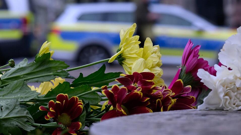 An der Zufahrt zur Grimmaischen Straße wurden Blumen abgelegt. An der Zufahrt zur Grimmaischen Straße wurden Blumen abgelegt.