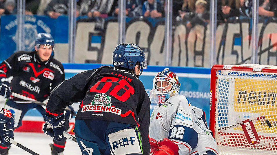 JC Lipon traf gegen Iserlohn zum 6:2-Endstand. JC Lipon traf gegen Iserlohn zum 6:2-Endstand.