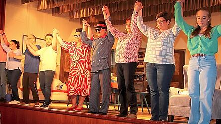 Begeisterter Schlussapplaus dankt dem Ensemble.