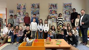 Die Schüler stehen stolz vor ihren Kunstwerken, die an der Wand in der Bilderbuchecke aufgehängt sind. Bis Ende des Schuljahres kann die Ausstellung von Interessierten besucht werden. Die Schüler stehen stolz vor ihren Kunstwerken, die an der Wand in der Bilderbuchecke aufgehängt sind. Bis Ende des Schuljahres kann die Ausstellung von Interessierten besucht werden.