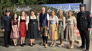 Gaben ihre Zusage für das 150-jährige Gründungsfest der Feuerwehr Rimbach: Vorstand und Festleiter Alex Altmann, Hanna Berzl, Freundschaftspatenbraut für Voggendorf, Emma Niedermayer, Patenbraut für Thenried, Viktoria Brandl, Festbraut, Heinz Niedermayer, Schirmherr, Simone Vasile, Festmutter, Mia Heitzer, Ehrenpatenbraut für Grafenwiesen, Vanessa Vasile, Totenbandträgerin, Mario Muth, stellvertretender Vorstand. Gaben ihre Zusage für das 150-jährige Gründungsfest der Feuerwehr Rimbach: Vorstand und Festleiter Alex Altmann, Hanna Berzl, Freundschaftspatenbraut für Voggendorf, Emma Niedermayer, Patenbraut für Thenried, Viktoria Brandl, Festbraut, Heinz Niedermayer, Schirmherr, Simone Vasile, Festmutter, Mia Heitzer, Ehrenpatenbraut für Grafenwiesen, Vanessa Vasile, Totenbandträgerin, Mario Muth, stellvertretender Vorstand.