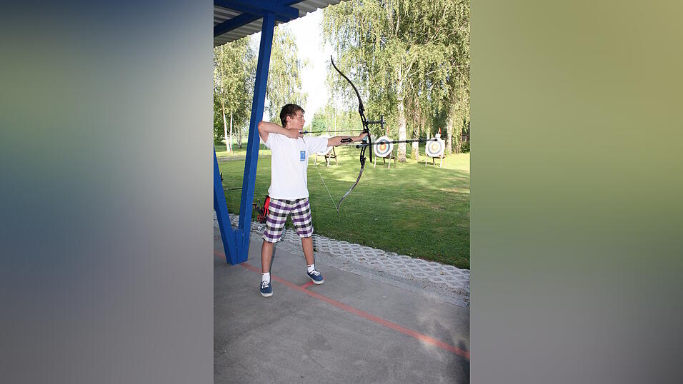 Raphael Maier zeigt die richtige Haltung beim Bogenschießen. Raphael Maier zeigt die richtige Haltung beim Bogenschießen.