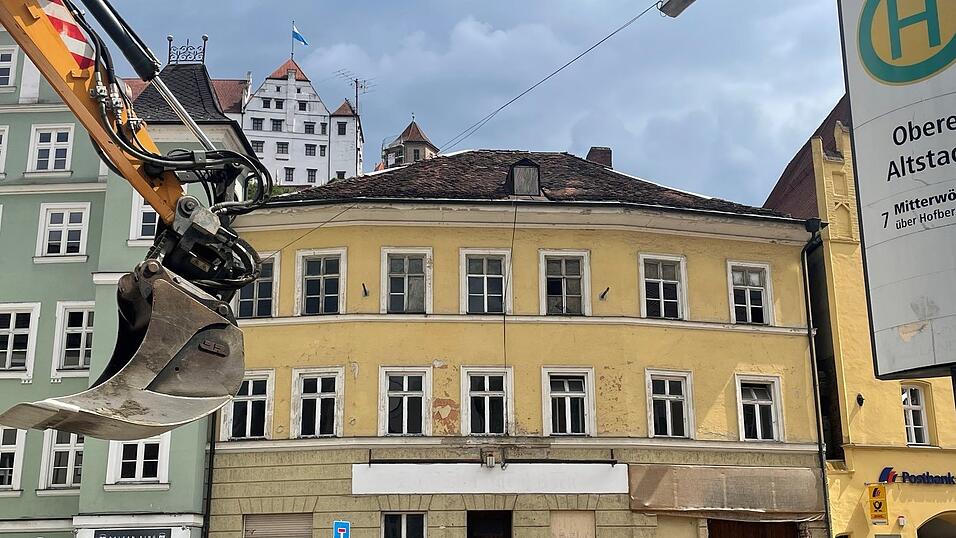 Ein Bagger steht derzeit schon vor dem Moserbr&auml;u. Allerdings hat er mit der Sanierung des lange Jahre umstrittenen Geb&auml;udes und dem Neubau im hinteren Teil des dazugeh&ouml;rigen Grundst&uuml;cks nichts zu tun. Die Arbeiten dazu sollen erst Ende des Monats im Bereich des Dreifaltigkeitsplatzes sichtbar werden.