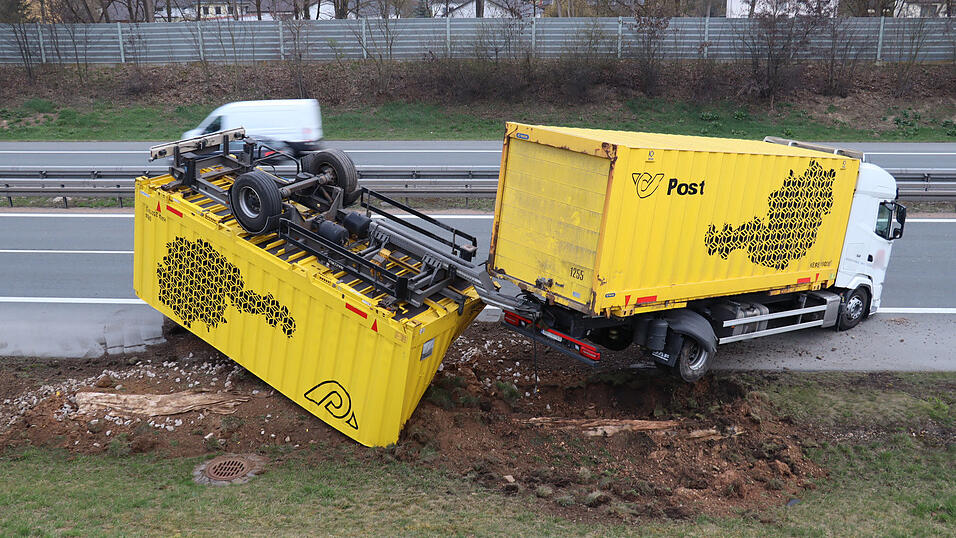 Durch den Schlenker in den Graben verlor der Fahrer offenbar die Kontrolle &uuml;ber sein Gespann: Der Anh&auml;nger kippte um und landete auf dem Dach.