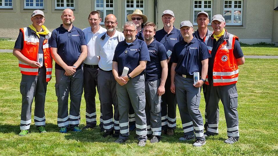 Die Einsatzkräfte der BRK Bereitschaft Roding nach dem Abschlussgottesdienst im Pfarrgarten der Basilika St. Anna in Altötting: Stefan Dietl, Thomas Mackiewicz, Franz Grundler (Gesamteinsatzleiter BRK Regensburg), Stefan Furnari (Einsatzkoordinator BRK Regensburg), Reinhold Daschner, Gerhard Gabler, Johannes Krüger, Richard Köck, Christian Heigl, Christian Bauer und Bernhard Premm. Auf dem Foto fehlen Dr. Nicole Diederich und Maria Rauscher. Die Einsatzkräfte der BRK Bereitschaft Roding nach dem Abschlussgottesdienst im Pfarrgarten der Basilika St. Anna in Altötting: Stefan Dietl, Thomas Mackiewicz, Franz Grundler (Gesamteinsatzleiter BRK Regensburg), Stefan Furnari (Einsatzkoordinator BRK Regensburg), Reinhold Daschner, Gerhard Gabler, Johannes Krüger, Richard Köck, Christian Heigl, Christian Bauer und Bernhard Premm. Auf dem Foto fehlen Dr. Nicole Diederich und Maria Rauscher.