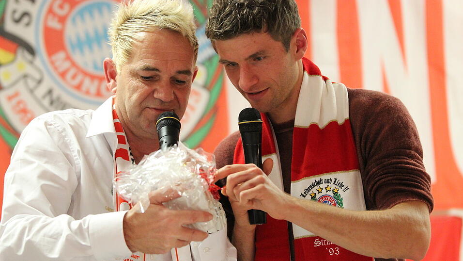 Thomas Müller besuchte am Sonntagnachmittag den 'FC Bayern-Fanclub Straubing '93'. (Foto: Fabian Roßmann) Thomas Müller besuchte am Sonntagnachmittag den 'FC Bayern-Fanclub Straubing '93'. (Foto: Fabian Roßmann)