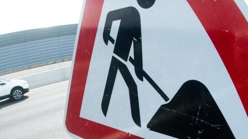 Im Rahmen der umfangreichen Bauarbeiten auf der A3 bei Regensburg sollen kommendes Wochenende zwei Brücken abgebrochen werden. Die Autobahn wird deshalb von Samstag auf Sonntag komplett gesperrt. (Symbolbild) Im Rahmen der umfangreichen Bauarbeiten auf der A3 bei Regensburg sollen kommendes Wochenende zwei Brücken abgebrochen werden. Die Autobahn wird deshalb von Samstag auf Sonntag komplett gesperrt. (Symbolbild)