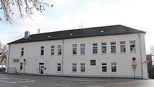 Das Schulhaus in Pfakofen: Die Pfakofener Gemeinderäte wollen die Schule vor Ort unbedingt erhalten. Das Schulhaus in Pfakofen: Die Pfakofener Gemeinderäte wollen die Schule vor Ort unbedingt erhalten.