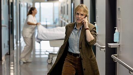 Kommissarin Isabelle Grandjean (Anna Pieri Zuercher) telefoniert besorgt aus dem Spital. Kommissarin Isabelle Grandjean (Anna Pieri Zuercher) telefoniert besorgt aus dem Spital.