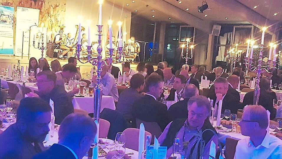 Eine lockere Atmosph&auml;re zum Vertiefen und Kn&uuml;pfen von Kontakten herrschte am Mittwoch beim bayerisch-b&ouml;hmischen Abend im Further Tagungszentrum.