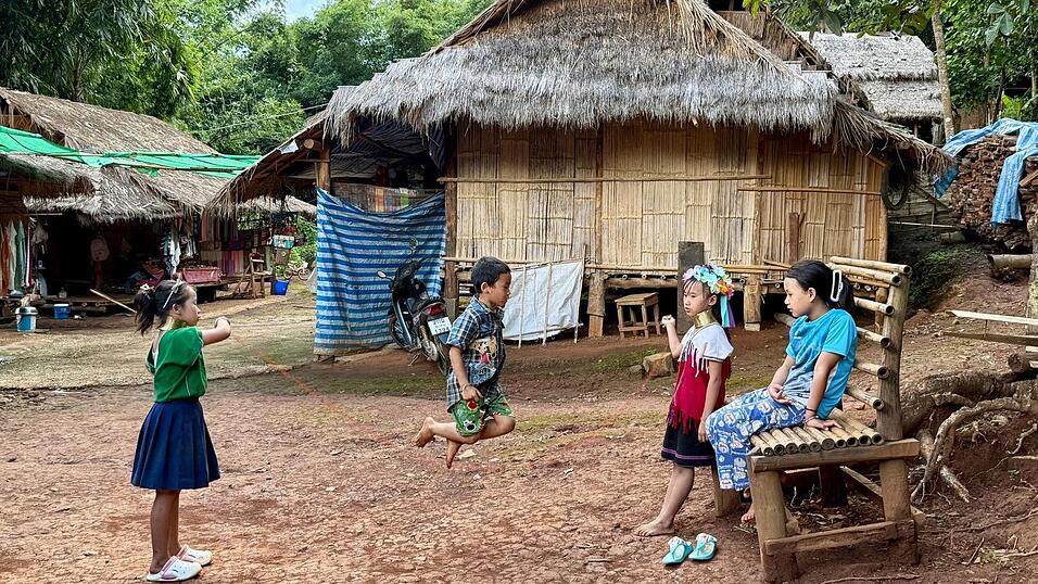 Die Familien der Volksgruppe der Kayan Lahwi leben in Thailand unter einfachsten Bedingungen in eigens eingerichteten Dörfern. Die Familien der Volksgruppe der Kayan Lahwi leben in Thailand unter einfachsten Bedingungen in eigens eingerichteten Dörfern.