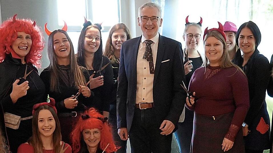 Eine Gruppe verkleideter Mitarbeiterinnen stattete dem Landrat einen Besuch ab.