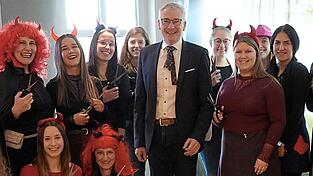 Eine Gruppe verkleideter Mitarbeiterinnen stattete dem Landrat einen Besuch ab.