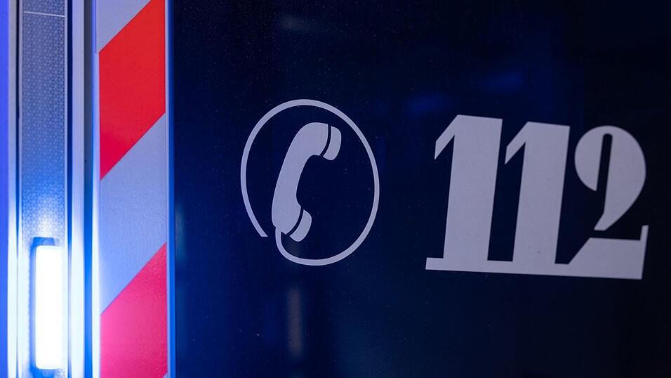 Die Feuerwehr l&ouml;scht den Brand, doch ein Bewohner wird leicht verletzt. (Symbolbild)