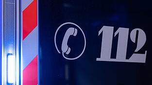 Die Feuerwehr l&ouml;scht den Brand, doch ein Bewohner wird leicht verletzt. (Symbolbild)