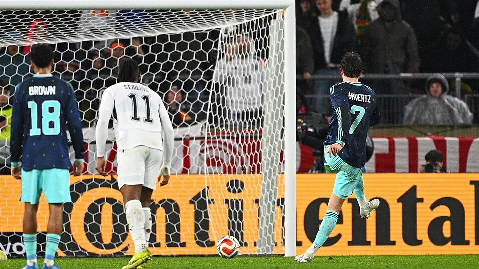 Kai Havertz (r) verwandelt den Handelfmeter.