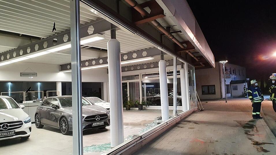 Ein Autofahrer ist in Rottenburg in den Verkaufsraum eines Autohauses gefahren.