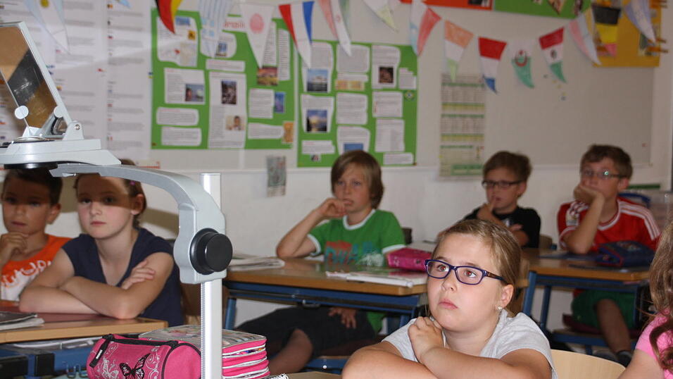 Jessica und Jonas versuchten sich als Pressefotografen und hielten die besondere Schulstunde in Bildern fest. Jessica und Jonas versuchten sich als Pressefotografen und hielten die besondere Schulstunde in Bildern fest.