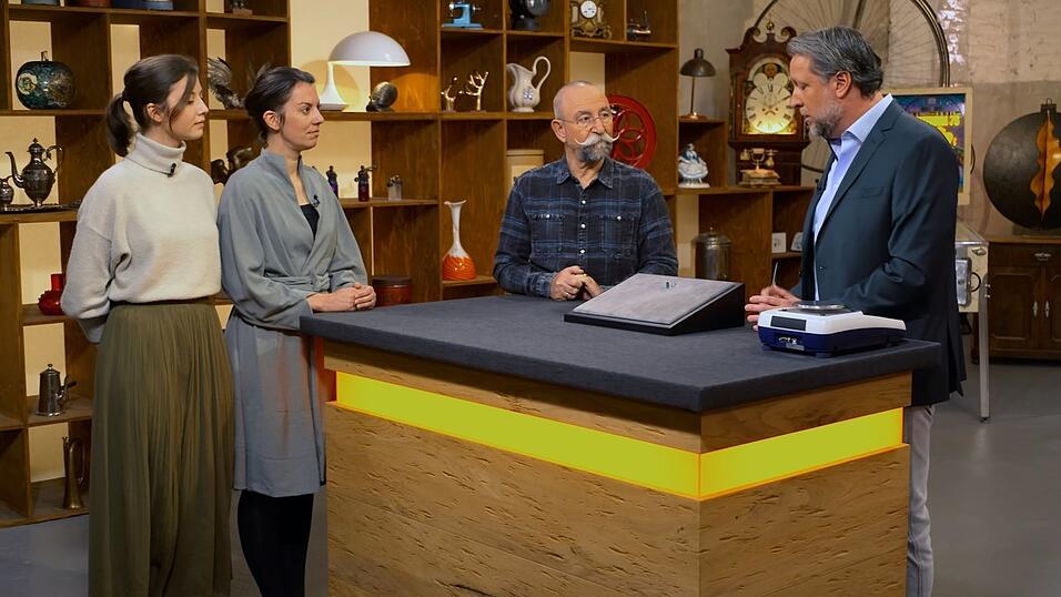 Anouk Finke, Esther Jakob, Horst Lichter und Goldschmiedemeister Patrick Lessmann unterhalten sich bei 'Bares f&uuml;r Rares' &uuml;ber den Turmalinring