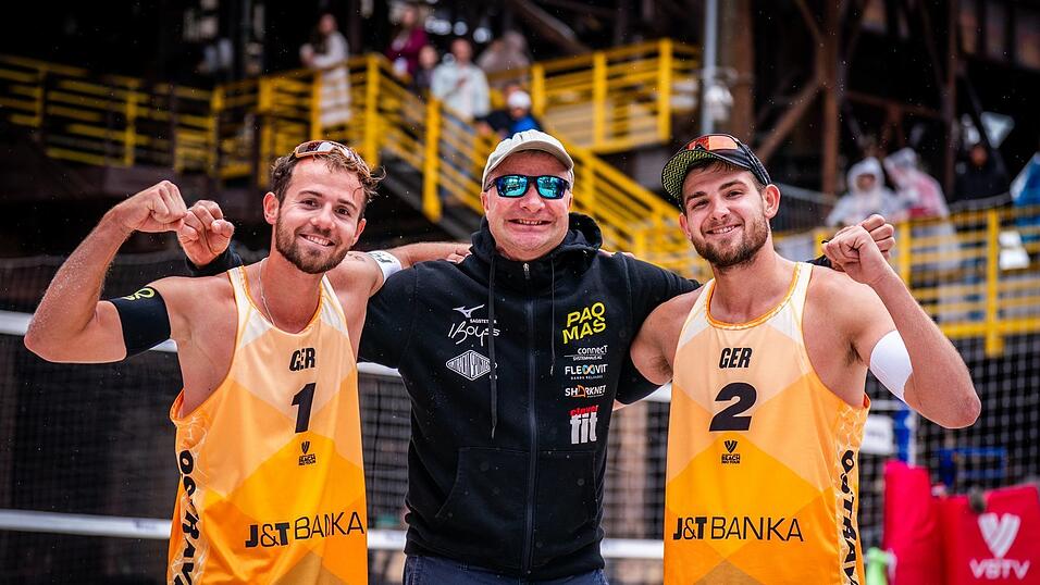 Muskelspiele: Jonas (li.) und Benedikt Sagstetter lieferten in Tschechien bärenstarke Vorstellungen ab. Am Ende freuten sich die Brüder gemeinsam mit Coach und Papa Reiner diebisch über den fünften Platz auf höchster FIVB-Ebene. Muskelspiele: Jonas (li.) und Benedikt Sagstetter lieferten in Tschechien bärenstarke Vorstellungen ab. Am Ende freuten sich die Brüder gemeinsam mit Coach und Papa Reiner diebisch über den fünften Platz auf höchster FIVB-Ebene.