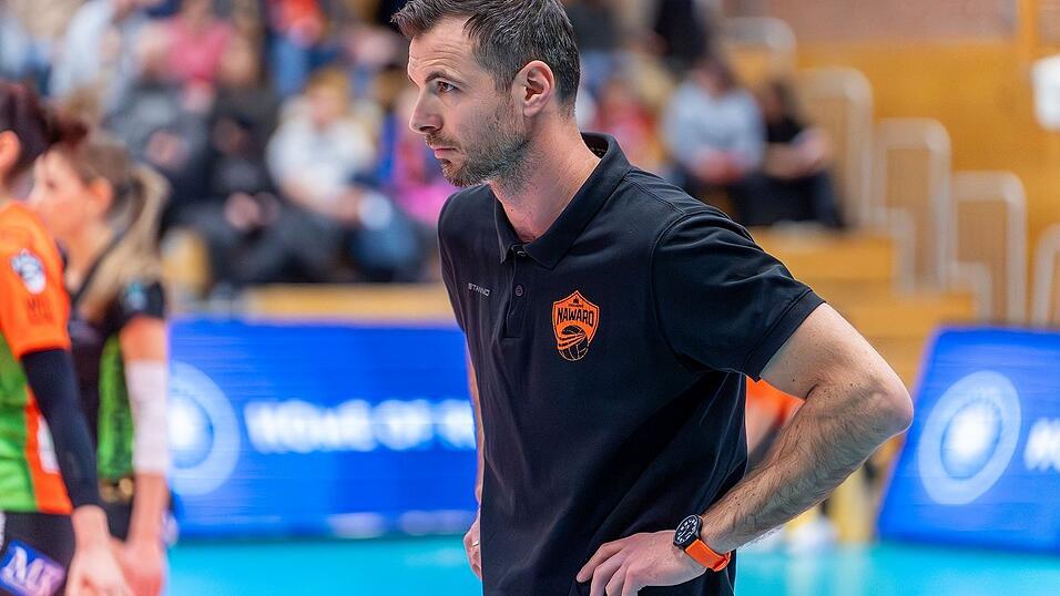 So, wie man Roland Schwab während einer Partie meist am Spielfeldrand beobachten kann, blickt der Trainer von NawaRo Straubing auch der nächsten Saison entgegen: hochkonzentriert und in gespannter Erwartung dessen, was da kommt. So, wie man Roland Schwab während einer Partie meist am Spielfeldrand beobachten kann, blickt der Trainer von NawaRo Straubing auch der nächsten Saison entgegen: hochkonzentriert und in gespannter Erwartung dessen, was da kommt.