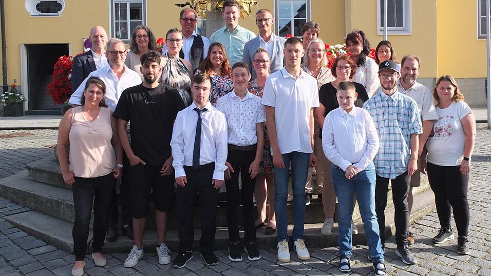 Die Absolventen mit den Lehrkr&auml;ften und dem Elternbeirat