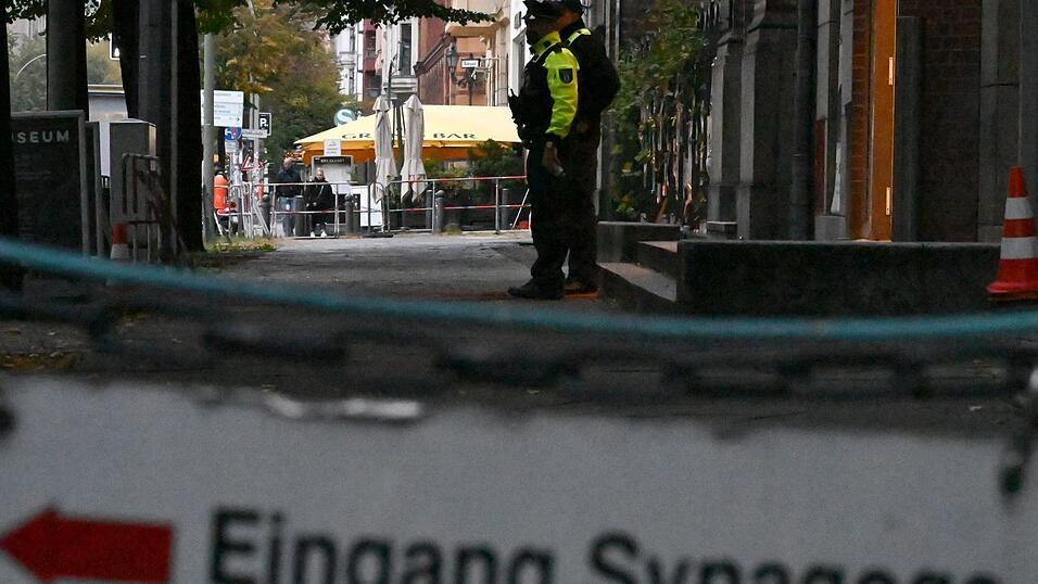 Synagogen in Deutschland sind wegen drohender Gewalt oft schwer gesch&uuml;tzt und bewacht. (Archivbild)