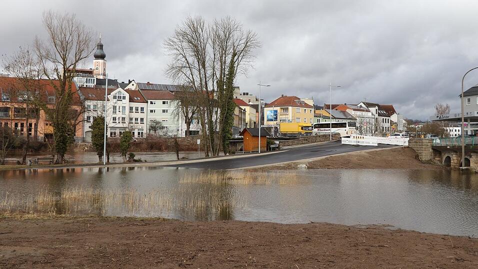 Aktuell ist die Umfahrung &uuml;berflutet - in wenigen Wochen, wenn die Flutbr&uuml;cke abgerissen und neu gebaut wird, soll dar&uuml;ber der Verkehr laufen.