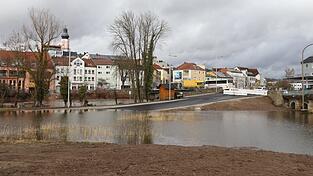 Aktuell ist die Umfahrung &uuml;berflutet - in wenigen Wochen, wenn die Flutbr&uuml;cke abgerissen und neu gebaut wird, soll dar&uuml;ber der Verkehr laufen.