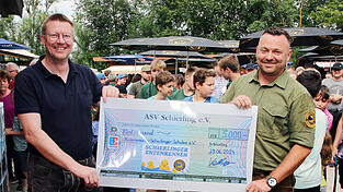 ASV Vorsitzender Enrico Kellner (re.) überreichte den symbolischen Scheck an den Vorsitzenden des Schulfördervereins Jürgen Eifler. ASV Vorsitzender Enrico Kellner (re.) überreichte den symbolischen Scheck an den Vorsitzenden des Schulfördervereins Jürgen Eifler.