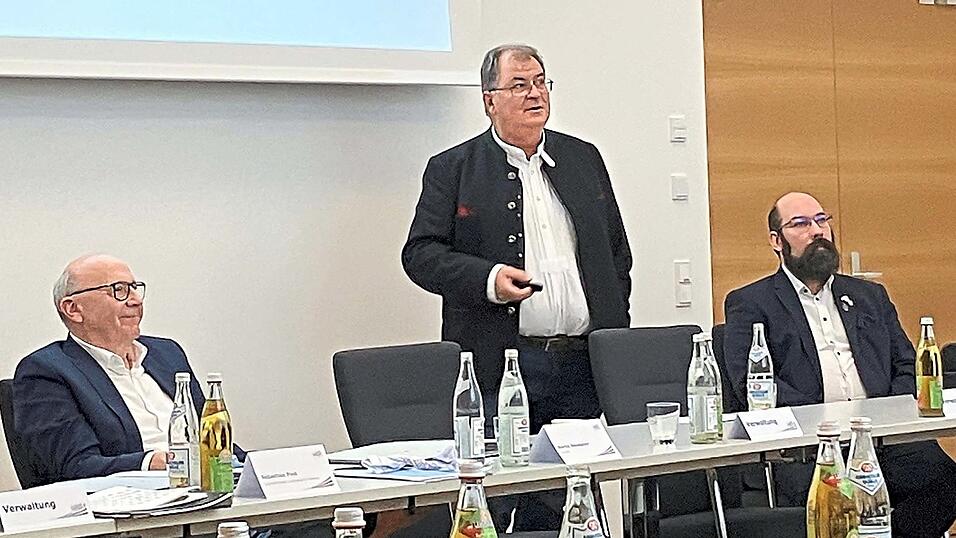 Die beiden Kreismusikpfleger Sebastian Langwieser und Berthold Wecker stellten Landrat Martin Neumeyer (v. r.) und dem Kreisausschuss ihre Arbeit in den vergangenen f&uuml;nf Jahren vor.