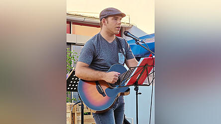 Applaus gab es auch für Singer-Songwriter Lukas Burian.