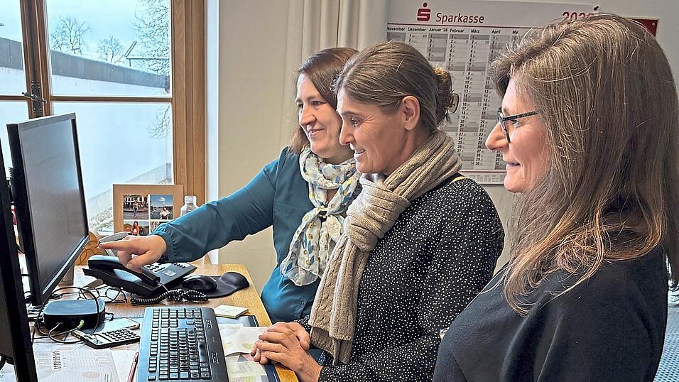 Susanne Gruber (v.li.), Rosmarie R&ouml;hrl und Katrin Langenfeld sind in den letzten Vorbereitungen f&uuml;r den Druck des neuen Vhs-Programm-Hefts.