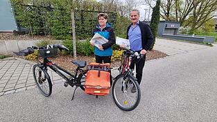 Seit sechs Jahren fahren Karina Vogt und Helmut Murrer Zeitungen aus.