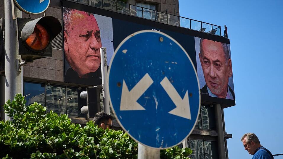 Werbung in Israel, auf der der israelische Ministerpräsident Benjamin Netanjahu (r) und sein wichtigster Rivale bei der Parlamentswahl am 27. Oktober, Gadi Eisenkot, zu sehen ist. (Archivbild) Werbung in Israel, auf der der israelische Ministerpräsident Benjamin Netanjahu (r) und sein wichtigster Rivale bei der Parlamentswahl am 27. Oktober, Gadi Eisenkot, zu sehen ist. (Archivbild)