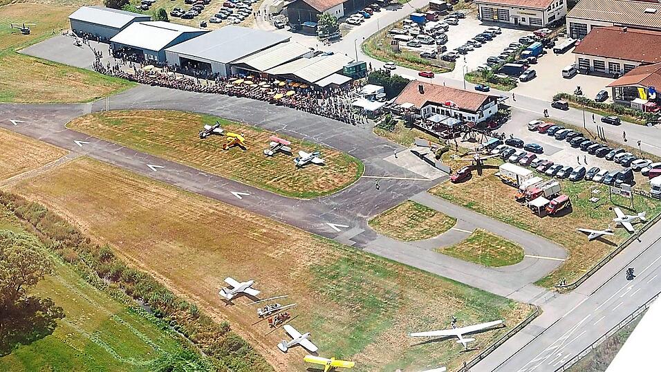 Flugvorführungen und andere Attraktionen erwarten die Besucher des Jubiläumsflugfestes dieses Wochenende. Flugvorführungen und andere Attraktionen erwarten die Besucher des Jubiläumsflugfestes dieses Wochenende.