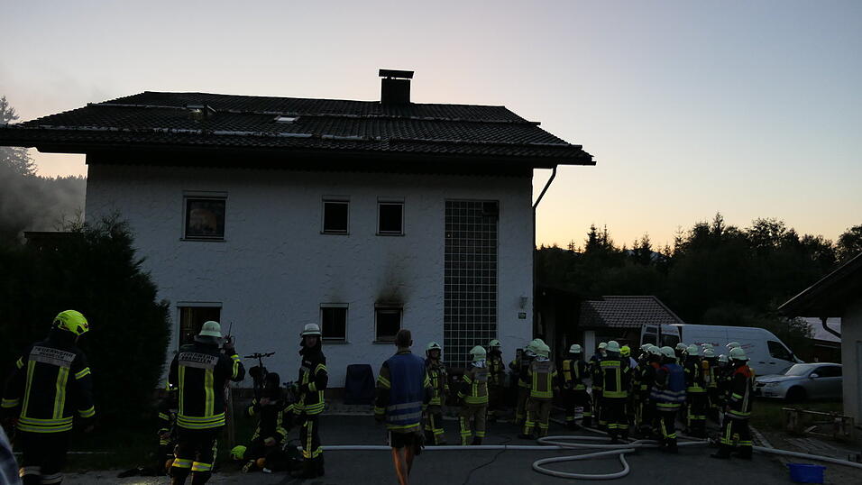 Gut 100 Einsatzkr&auml;fte aus dem Zwiesler Winkel r&uuml;ckten nach Lindberg aus.