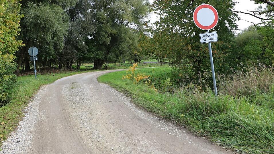 „Brückenschäden - Durchfahrt verboten.“ Die alte Abensbrücke in Axenhofen wird abgerissen. „Brückenschäden - Durchfahrt verboten.“ Die alte Abensbrücke in Axenhofen wird abgerissen.