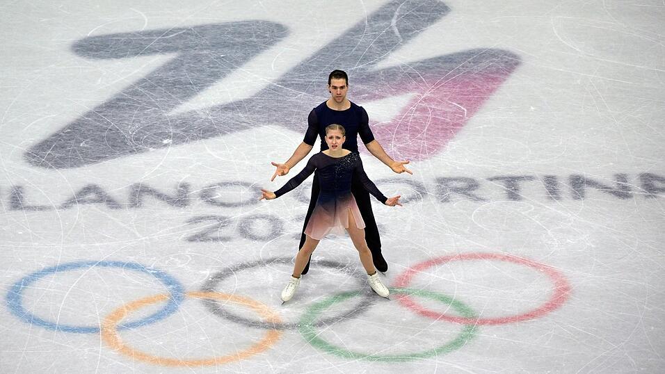 Minerva Hase (v) und Nikita Volodin (h) patzten in der K&uuml;r gleich mehrmals.