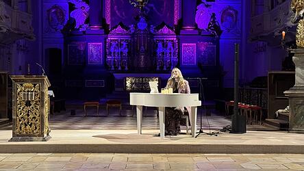 Jennifer Lynn begleitete ihren Auftritt bei den Fastenimpulsen in der Basilika St. Emmeram selbst am Klavier.