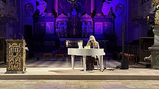 Jennifer Lynn begleitete ihren Auftritt bei den Fastenimpulsen in der Basilika St. Emmeram selbst am Klavier.